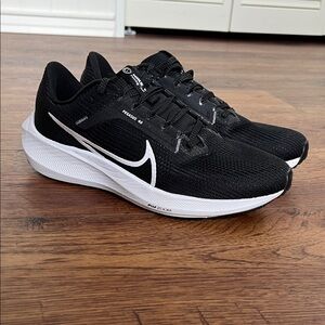 Nike Pegasus 40 Black and White Running Sneakers - Size: 9 (Men’s)